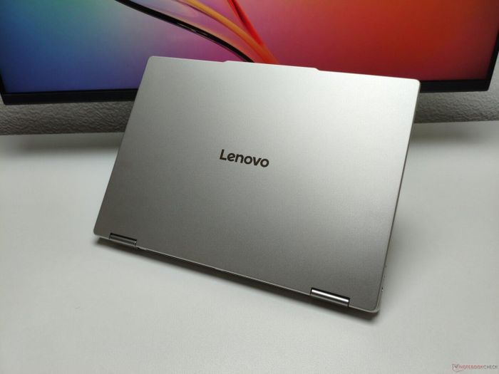 Lenovo Yoga 7a hiện đang giảm giá 27%, trang bị ổ cứng SSD 1 TB và RAM 24 GB.