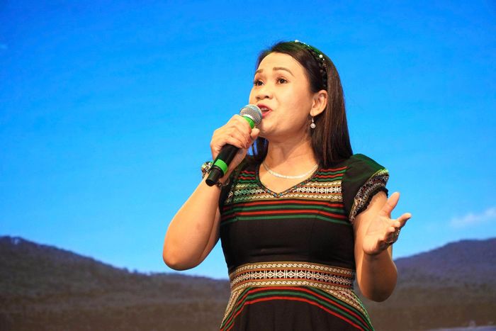 Với lợi thế là người đồng bào Mạ và K'ho, nữ biên tập viên - biên dịch viên Ka Pou Diễm còn tích cực tham gia các hội diễn, hoạt động văn nghệ thể hiện các ca khúc truyền thống của dân tộc mình