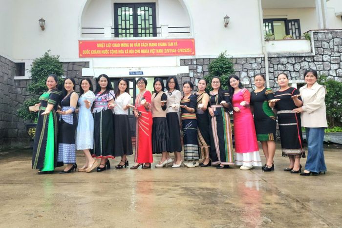 Các phóng viên, biên tập viên, biên dịch viên Phòng Dân tộc thiểu số luôn là "nhịp cầu" thông tin đến với bon, làng
