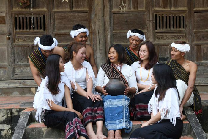 Nghệ nhân Ưu tú Ma Bio (ở giữa) chia sẻ về quá trình tác nghiệp của những phóng viên dân tộc thiểu số