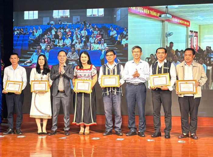 Chị Nai Hên và Ka Pou Diễm được Ban Giám đốc Báo và Phát thanh, Truyền hình Lâm Đồng tặng Giấy khen vì đạt thành tích cao tại Liên hoan Phát thanh toàn quốc năm 2026
