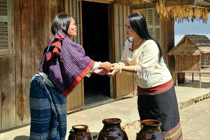 Biên tập viên Ka Pou Diễm, tổ K'ho, Churu (bên phải) - Phòng Dân tộc thiểu số mang thông tin, kết nối giữa Đảng, Nhà nước với đồng bào các dân tộc thiểu số
