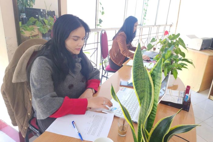 Biên dịch viên K'Thúy và Nai Hên đang dịch các tin, bài phóng sự trước khi lên hình chương trình