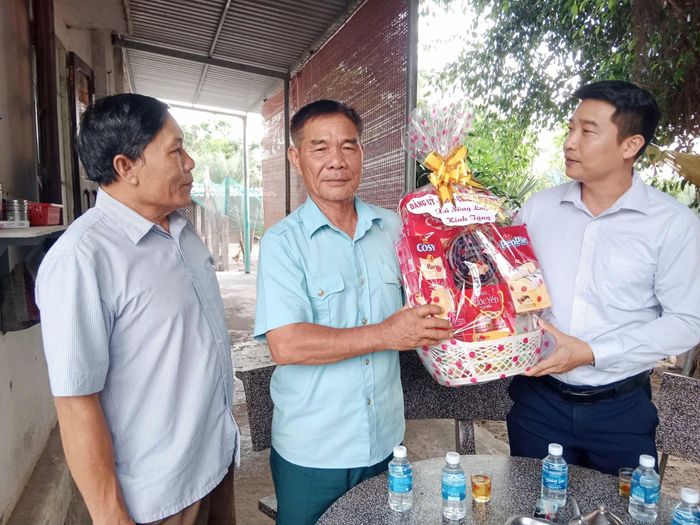 Bí thư Đảng ủy xã Sông Lũy Thái Thành Bi tặng quà tới các đối tượng chính sách trên địa bàn xã
