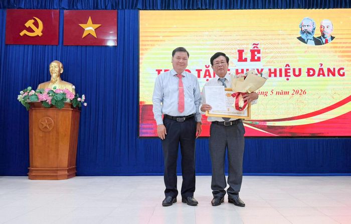 Đồng chí Nguyễn Văn Trị, Phó Bí thư Thường trực Đảng ủy, Chủ tịch HĐND Đặc khu Phú Quý trao Huy hiệu Đảng cho đảng viên