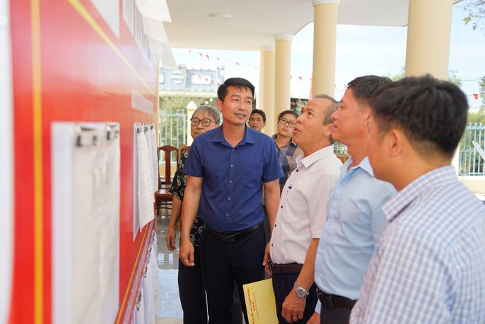 Ông Thái Thành Bi, Bí thư Đảng ủy xã Sông Lũy lắng nghe những đóng góp từ Đoàn kiểm tra công tác bầu cử