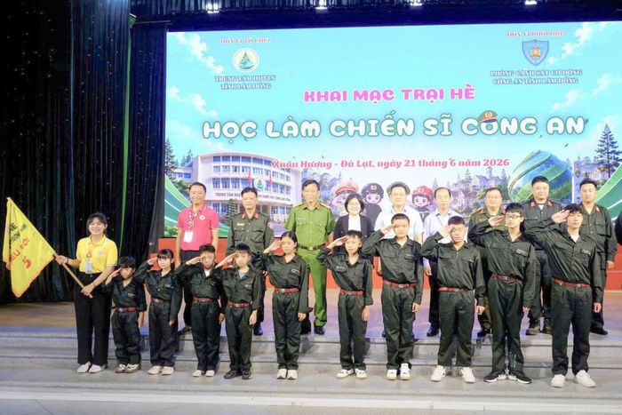 Các tiểu đội chụp hình lưu niệm với Ban Tổ chức trước khi lên đường tham gia hành trình trải nghiệm
