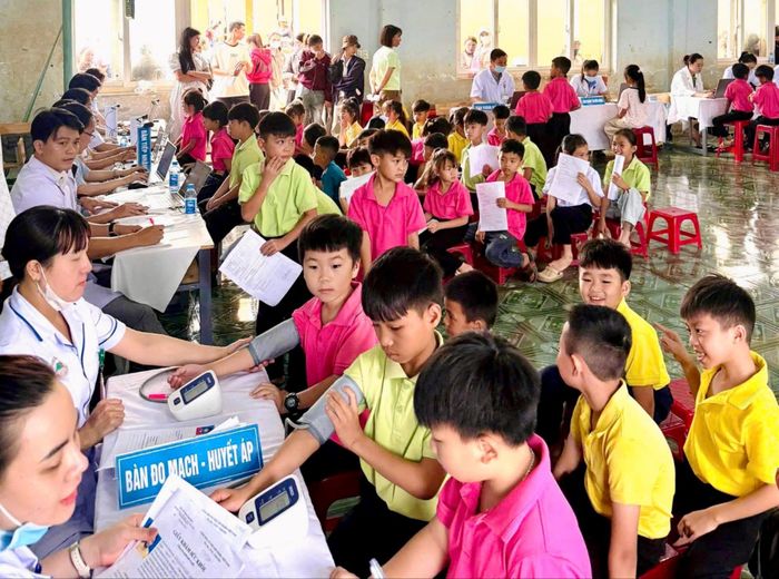 Khám sức khỏe cho học sinh tại khu vực Đắk Mil