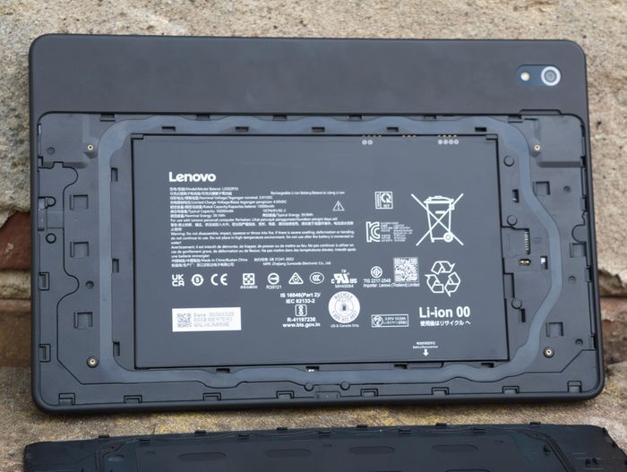 ThinkTab X11 sở hữu pin có thể tháo rời, giúp việc thay thế trở nên đơn giản hơn bao giờ hết