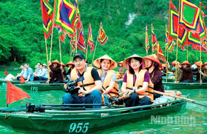 Phóng viên Báo và phát thanh, truyền hình Ninh Bình tác nghiệp tại Lễ hội Tràng An. Ảnh: Ngọc Linh
