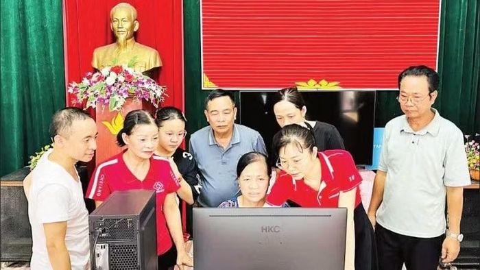 Hướng dẫn các thủ tục liên thông tại Tổ dân phố số 4, phường Trung Sơn, tỉnh Ninh Bình. (Ảnh: THÁI HÒA)