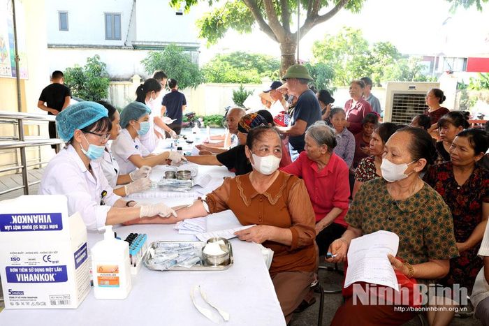 Lấy máu xét nghiệm chẩn đoán bệnh lý.