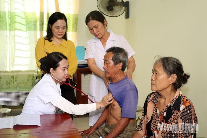 Đồng chí Giám đốc Bệnh viện Đa khoa tỉnh thăm hỏi người dân đến khám bệnh tại Trạm Y tế Khánh Hòa, phường Đông Hoa Lư.