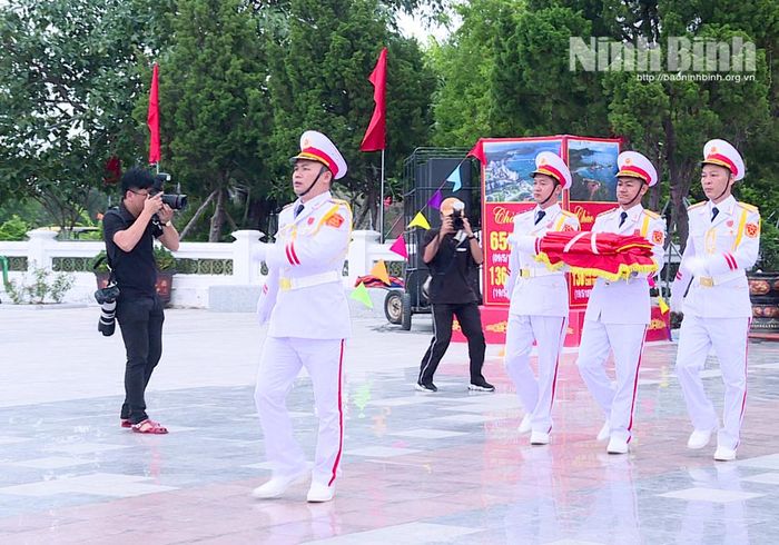 Các phóng viên tác nghiệp tại lễ Thượng cờ tại Đặc khu Cô Tô