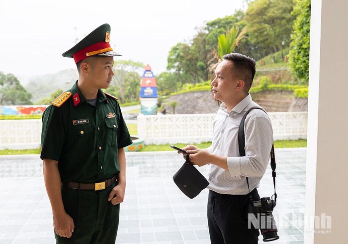 Nhà báo Nguyễn Văn Chung đang công tác tại Báo và phát thanh, truyền hình Hà Tĩnh tác nghiệp tại đảo Hòn Mê