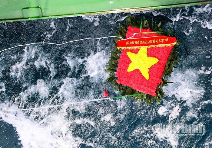 Vòng hoa trong Lễ tưởng niệm các Anh hùng liệt sĩ và bà con ngư dân tử nạn trên vùng biển phía Đông Bắc.