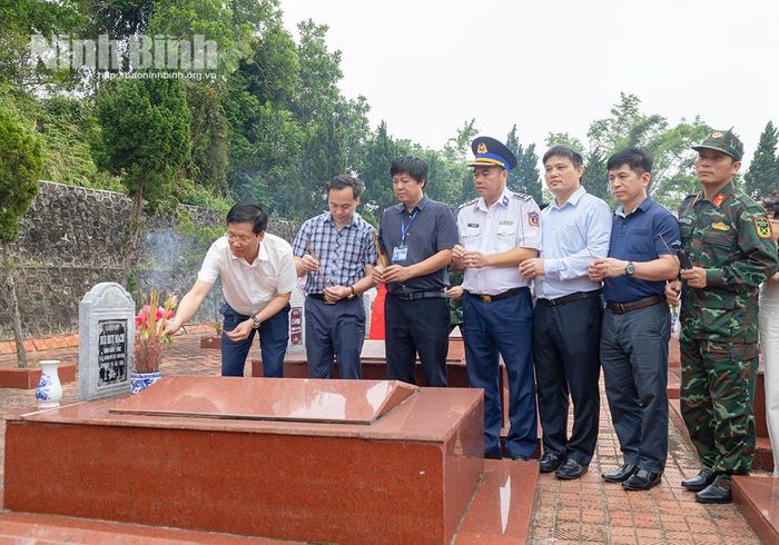 Đoàn công tác tỉnh Ninh Bình dâng hương phần mộ Liệt sĩ Bùi Huy Mạch
