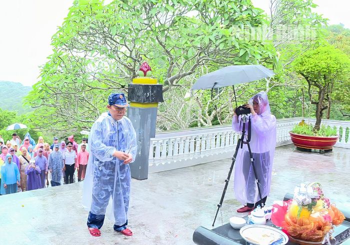 Tác nghiệp trong thời tiết mưa rào tại đảo Hòn Mê