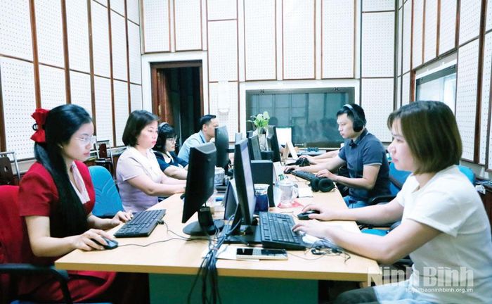 Cán bộ, viên chức Bộ phận phát thanh, Phòng Thư ký - Biên tập trong giờ làm việc. Ảnh: Nguyễn Oanh