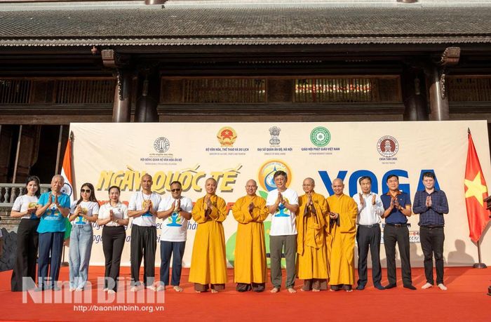 Các đại biểu và đại diện vận động viên, huấn luyện viên chụp ảnh lưu niệm tại chương trình.