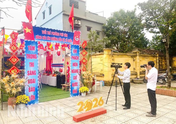 Viên chức phụ trách công tác thông tin, tuyên truyền phường Phù Vân tác nghiệp tại ngày hội tòng quân.