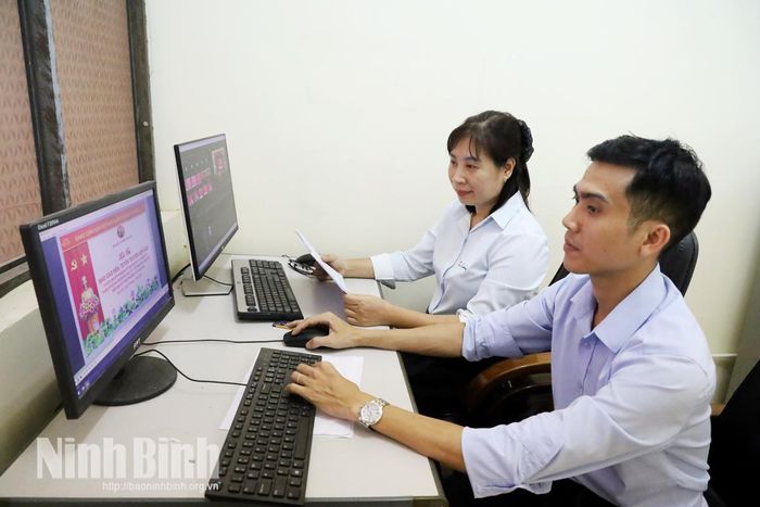 Đội ngũ viên chức phụ trách thông tin, tuyên truyền phường Phù Vân thường xuyên cập nhật nội dung trên cổng thông tin điện tử và các nền tảng số.