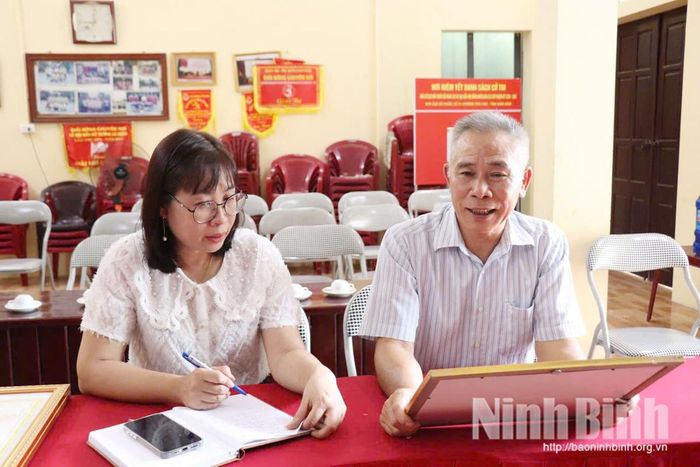Viên chức Trung tâm phỏng vấn, thu thập tư liệu phục vụ công tác tuyên truyền các nhiệm vụ chính trị của địa phương.
