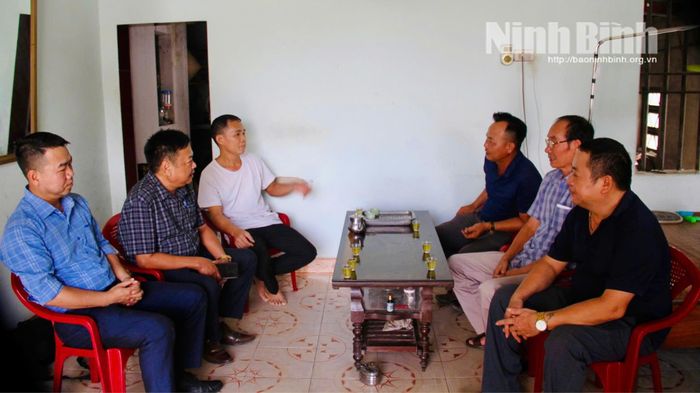 Đại diện thôn Tiến Thắng 2, xã Yên Đồng tuyên truyền, phổ biến phương án sáp nhập thôn, xóm tới các hộ dân.