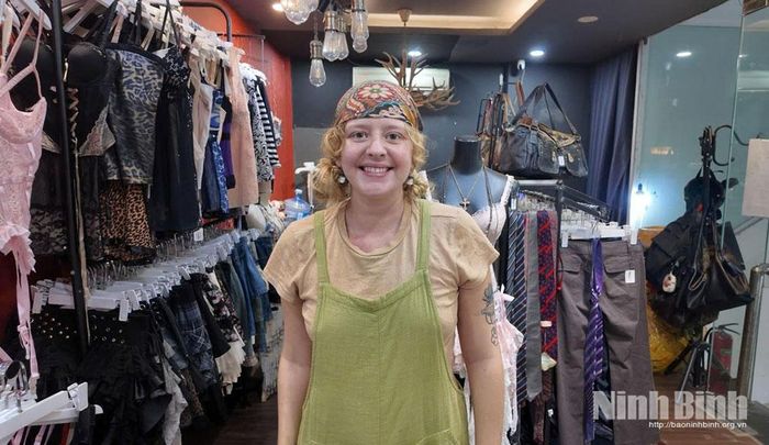 Jessie - du khách đến từ Mỹ đang mua sắm tại Moonie.Thriftshop (Ảnh: Thanh Thư)