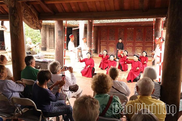 Các nghệ nhân biểu diễn Hát Xoan ở đình cổ Hùng Lô phục vụ du khách quốc tế.