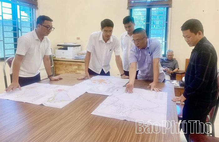 Đại diện Công ty Cổ phần Nam Hoàng Việt cùng các đơn vị liên quan trao đổi, rà soát những khó khăn, vướng mắc trong công tác GPMB phục vụ triển khai Dự án xây dựng hạ tầng kỹ thuật Cụm công nghiệp Quảng Yên.
