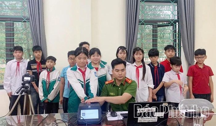 Công an xã Liên Châu đẩy mạnh cấp căn cước, kích hoạt định danh điện tử cho công dân từ 6 đến 14 tuổi.