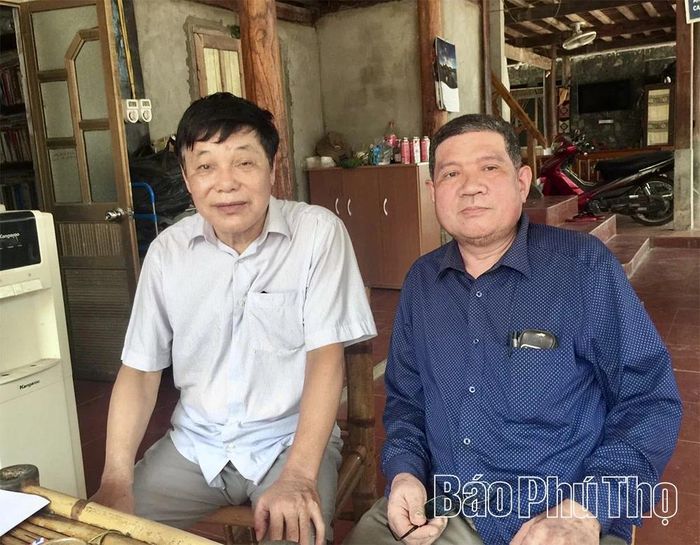Nghệ nhân Ưu tú Bùi Huy Vọng (bên phải) là một trong những cây viết nặng lòng với văn hóa dân gian, góp phần lưu giữ và lan tỏa bản sắc Mường trong đời sống đương đại.