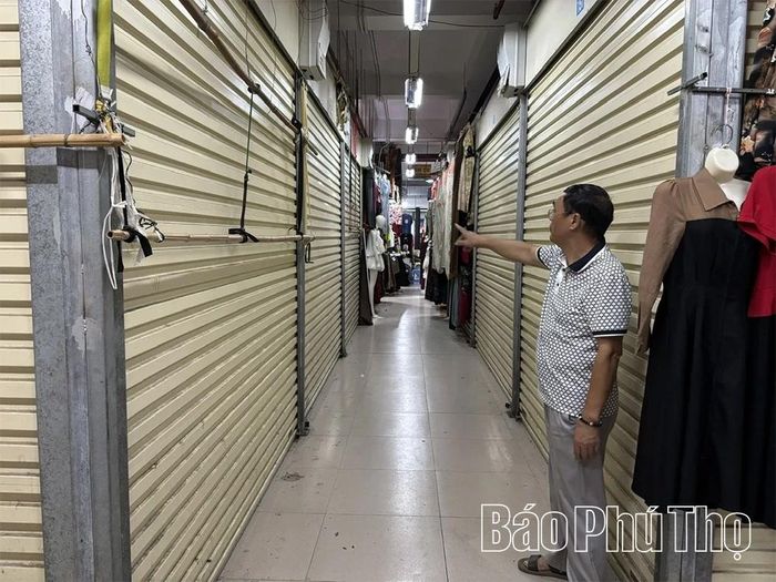 Hàng loạt ki-ốt tại chợ Vĩnh Yên rơi vào cảnh cửa đóng then cài do kinh doanh thua lỗ.