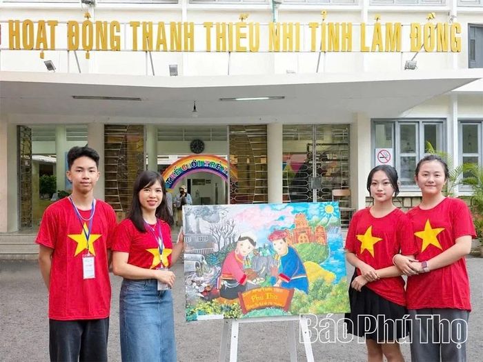 Tác phẩm tham gia triển lãm và vẽ tranh với chủ đề bảo vệ môi trường của đoàn Phú Thọ.