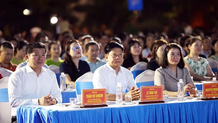 Các đồng chí lãnh đạo tỉnh và đại biểu tham dự chương trình - Ảnh: N.M