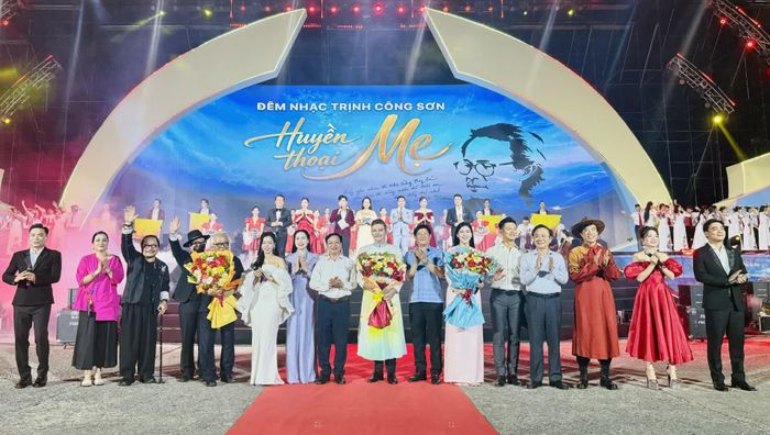 Lãnh đạo tỉnh Quảng Trị và Cục Nghệ thuật biểu diễn tặng hoa cho các nghệ sĩ - Ảnh: N.M