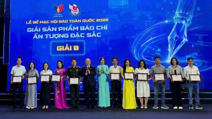 Đại diện Hội Nhà báo Việt Nam tỉnh Quảng Trị (thứ 4 từ trái sang) tham gia nhận giải B-giải “Sản phẩm báo chí ấn tượng đặc sắc” tại Hội Báo toàn quốc năm 2026 - Ảnh: N.B