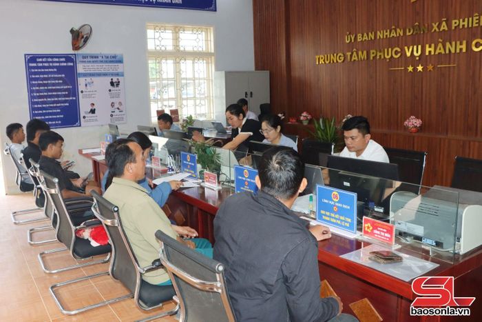 Cán bộ Trung tâm Phục vụ hành chính công xã Phiêng Pằn giải quyết thủ tục hành chính cho nhân dân.