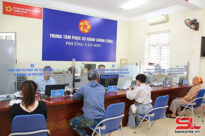 Người dân, doanh nghiệp giải quyết thủ tục hành chính tại Trung tâm phục vụ hành chính công phường Vân Sơn
