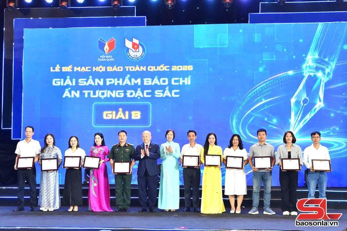 Ban tổ chức trao giải B giải sản phẩm Báo chí ấn tượng đặc sắc.