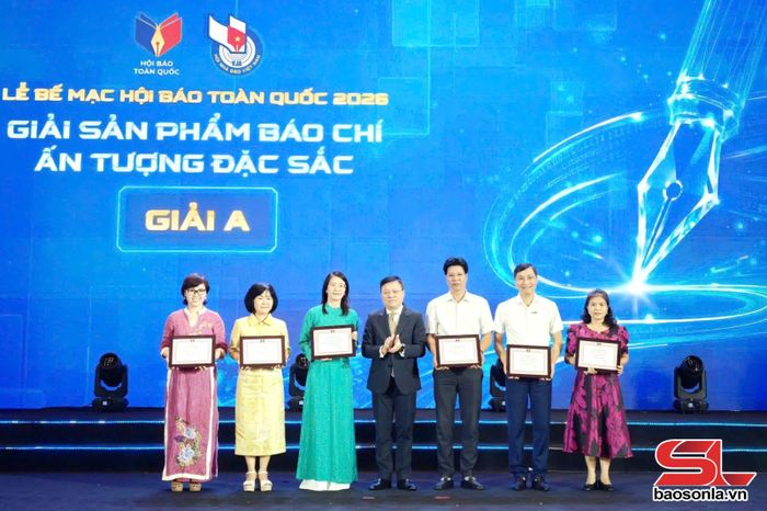 Ban tổ chức trao giải A cho các đơn vị có sản phẩm báo chí ấn tượng đặc sắc.
