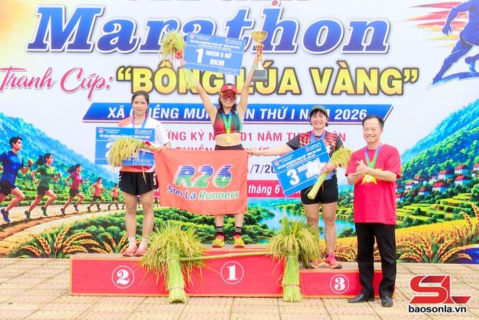 Ban tổ chức trao giải nội dung 8km cho nữ.
