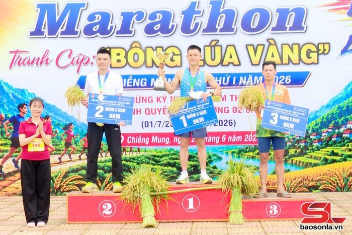 Ban tổ chức trao giải cho nội dung 8km cho nam.