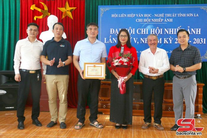 Hội Liên hiệp Văn học - Nghệ thuật tỉnh tặng giấy khen cho 1 tập thể có thành tích xuất sắc.