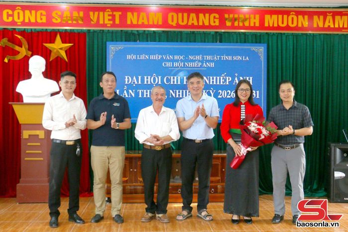 Lãnh đạo Hội Liên hiệp Văn học- Nghệ thuật tỉnh tặng hoa chúc mừng Ban Chấp hành Chi hội khóa V, nhiệm kỳ 2026 - 2031.