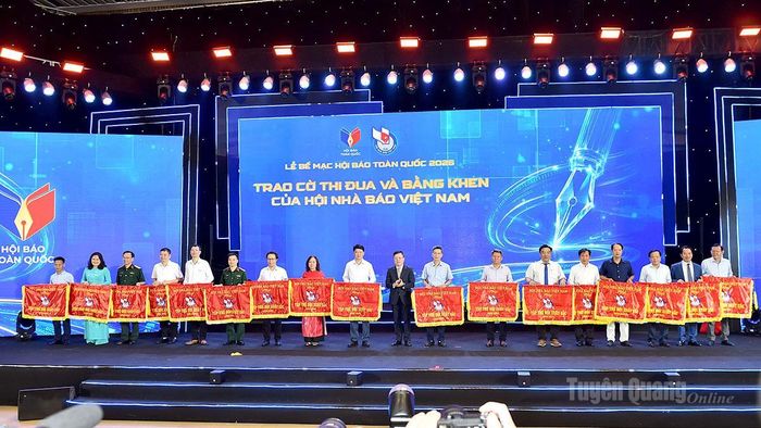 Đồng chí Lê Quốc Minh, Tổng Biên tập Báo Nhân Dân, Chủ tịch Hội Nhà báo Việt Nam trao Cờ thi đua cho các Chi hội, Liên Chi hội Nhà báo.