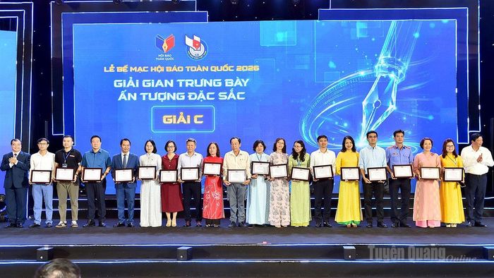 Hội Nhà báo tỉnh Tuyên Quang nhận giải C Gian trưng bày ấn tượng, đặc sắc.