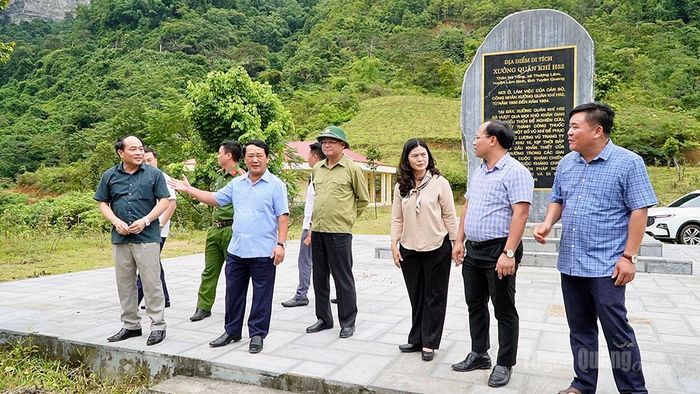 Bí thư Tỉnh ủy Hầu A Lềnh và các thành viên đoàn công tác khảo sát địa điểm Di tích Xưởng quân khí H52 thuộc địa phận xã Thượng Lâm.