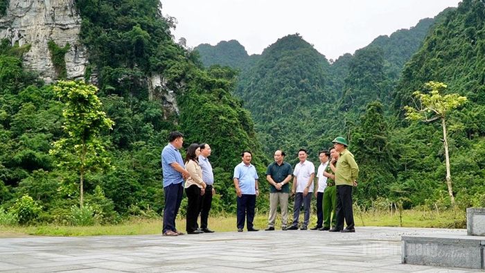 Bí thư Tỉnh ủy Hầu A Lềnh và các thành viên đoàn công tác khảo sát tại một số khu vực vùng lòng hồ Thủy điện Tuyên Quang.